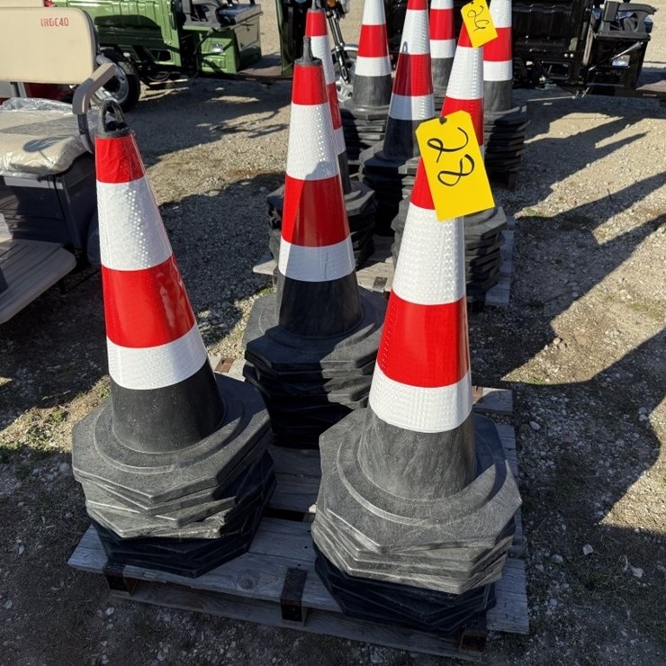 25 TRAFFIC CONES