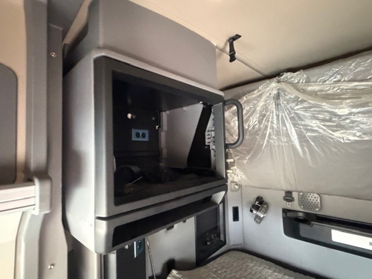 #227-•-2020-mack-anthem-image-72