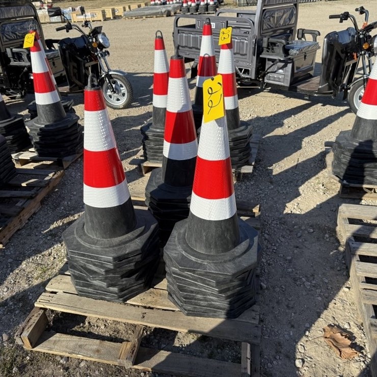 25 TRAFFIC CONES