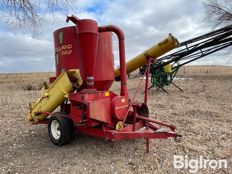 new-holland-352-image-3