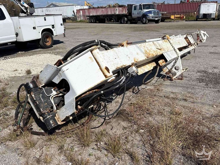 altec-digger-derrick-hydraulic-boom-image-2