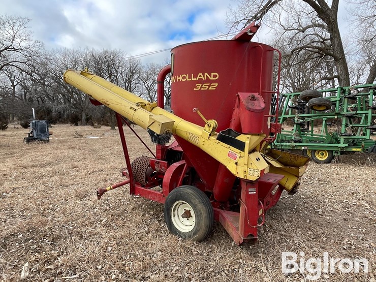 new-holland-352-image-7