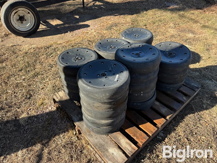 john-deere-closing-wheels-image-1