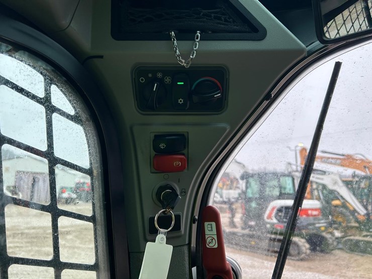 2019-caterpillar-246d3-image-24