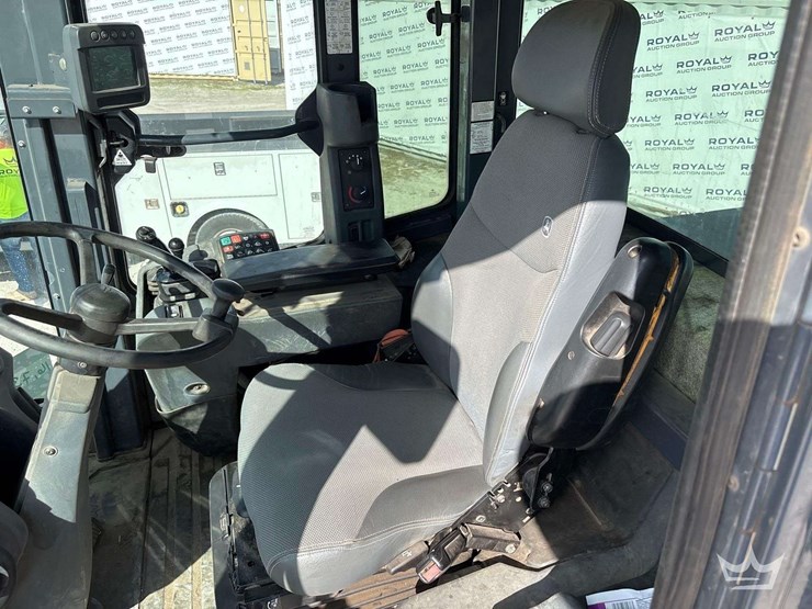 2014-deere-644k-image-23