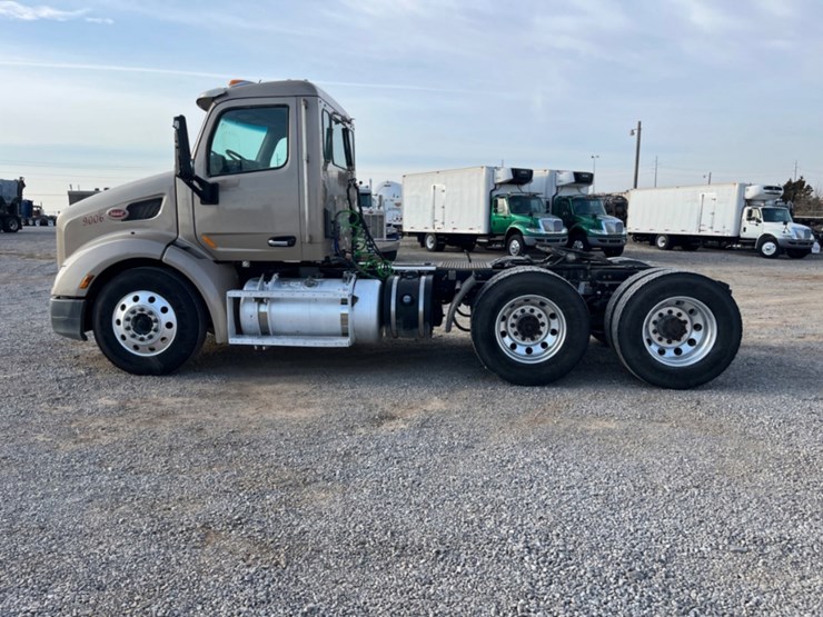 2017-peterbilt-579-image-8