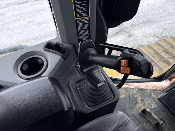 2023-deere-700l-image-28