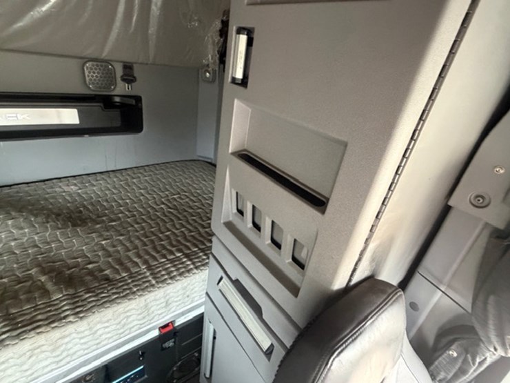 #227-•-2020-mack-anthem-image-75