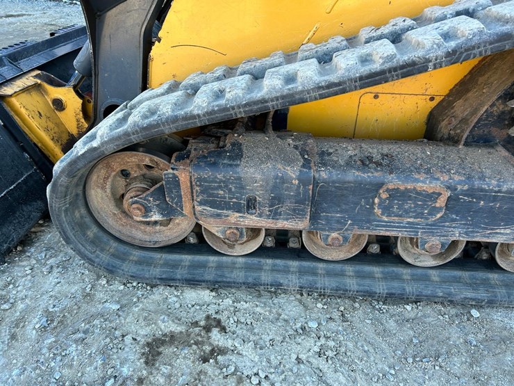 2015-deere-323e-image-17