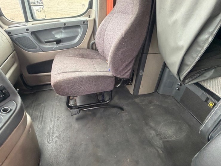 #226-•-2018-freightliner-cascadia-image-36