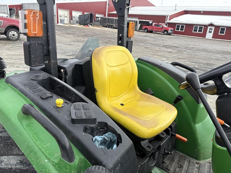 2017-john-deere-4044m-image-10