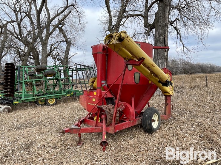 new-holland-352-image-1