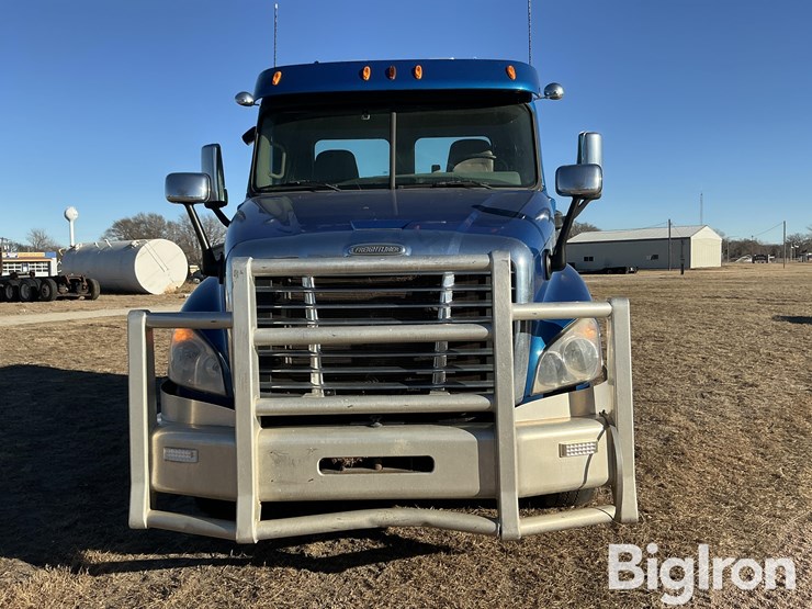 2011-freightliner-cascadia-125-image-2