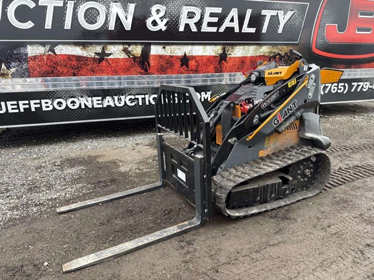 giant-gs950t-mini-skid-steer-image-1