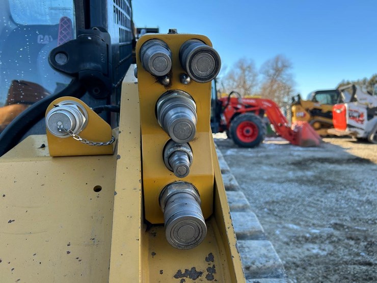 2018-caterpillar-299d-image-11