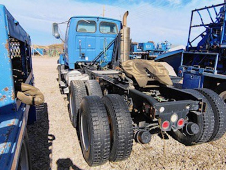 2009-sterling-lt9500-image-4