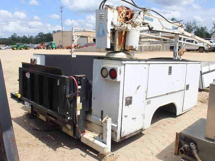 #1653-•-service-bed-with-working-auto-crane-and-lift-gate-image-1