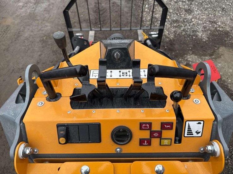 giant-gs950t-mini-skid-steer-image-14