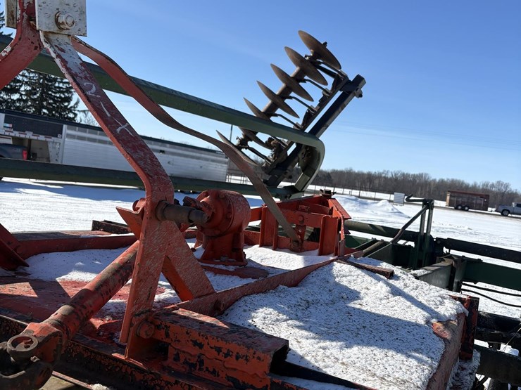 john-deere-235-image-9