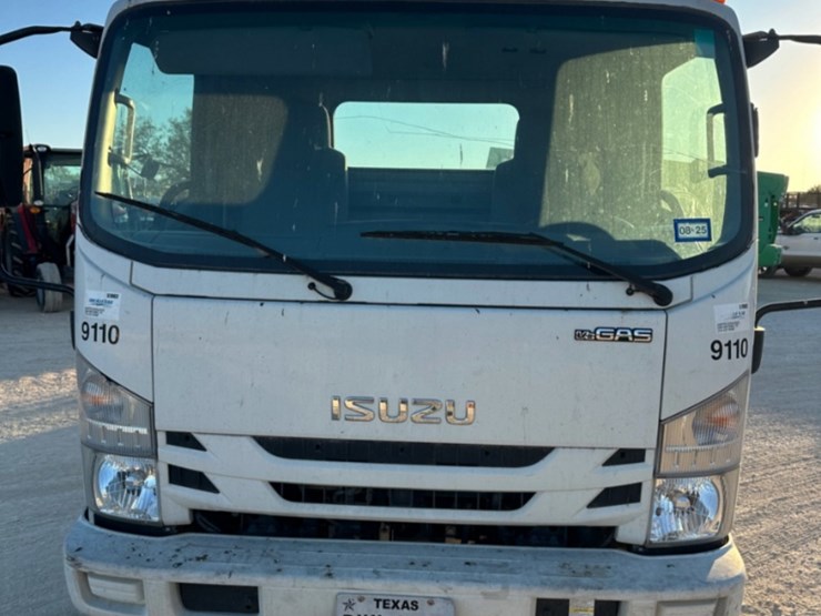 2021-isuzu-npr-image-2