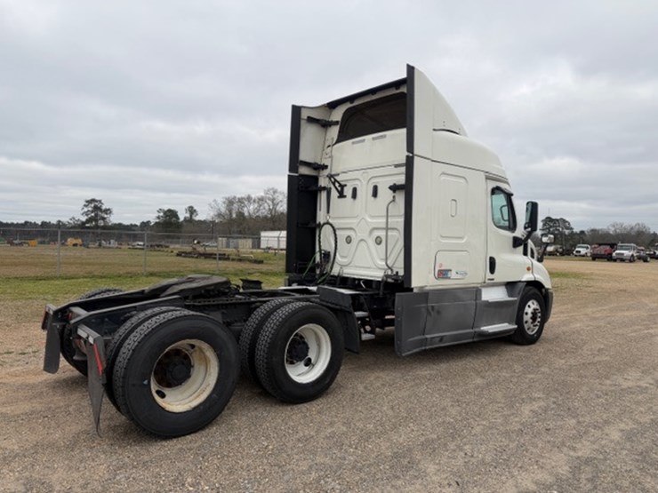 #226-•-2018-freightliner-cascadia-image-3