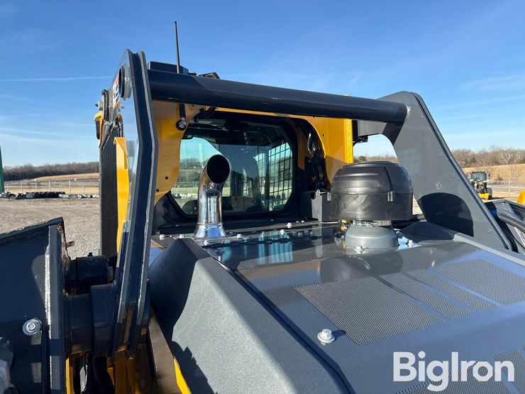 2025-john-deere-11-image-13