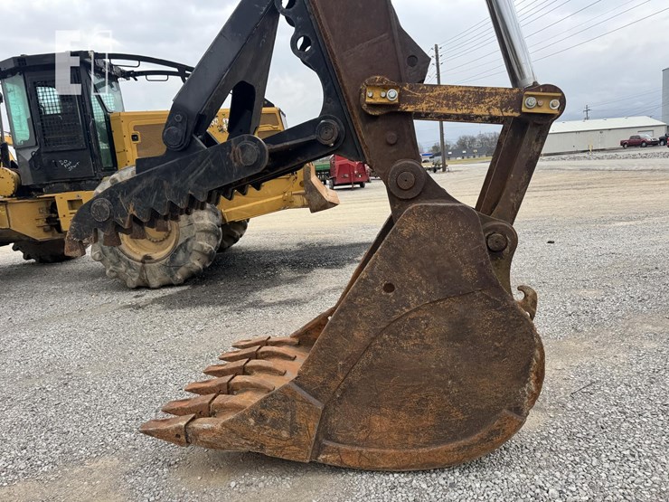 caterpillar-235b-image-3