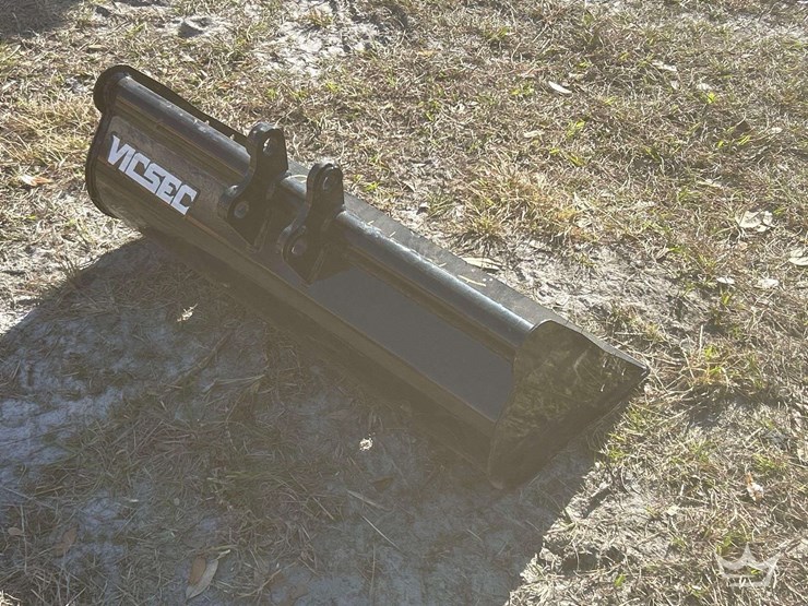 vicsec-30in.-grading-bucket-mini-excavator-attachment-image-3