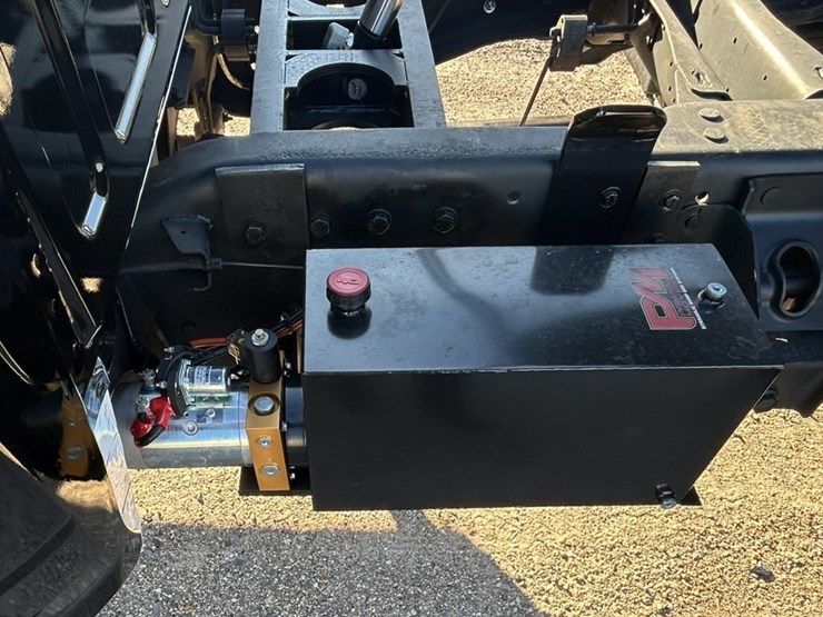 2014-dodge-ram-3500-image-25