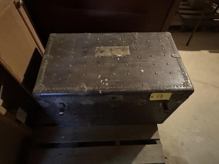 vintage-wooden-chest-image-2