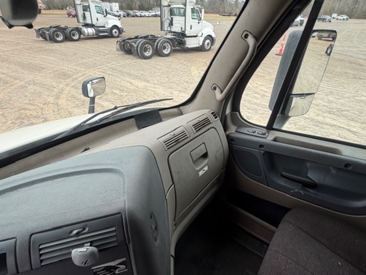 #226-•-2018-freightliner-cascadia-image-39