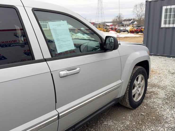 2010-jeep-grand-cherokee-image-16