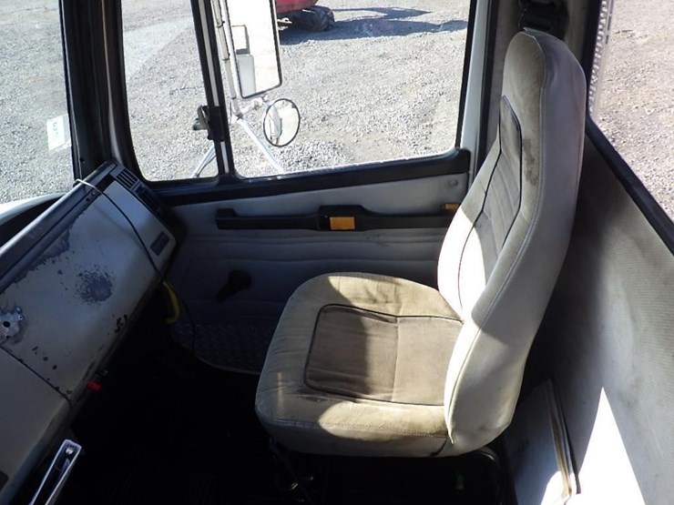 1999-freightliner-fl112-image-38