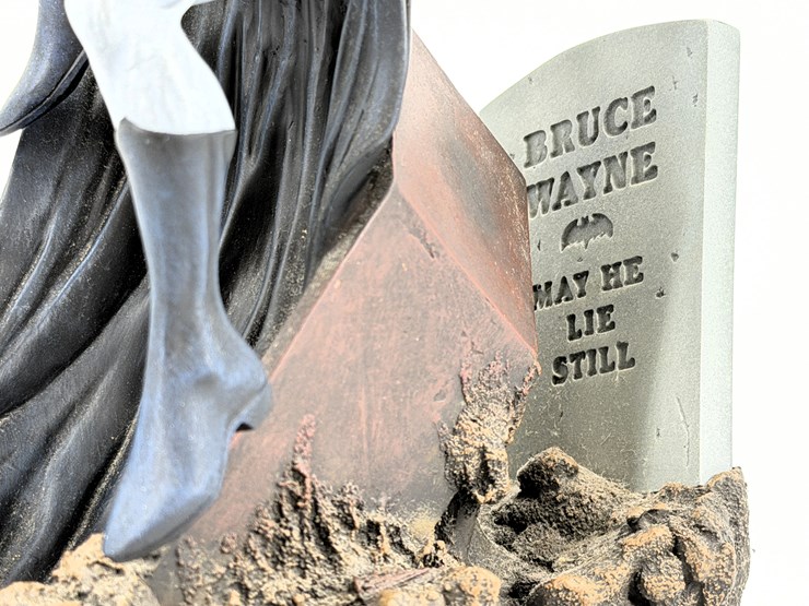 #1055-•-batman-dc-direct-vampire-statue-image-10