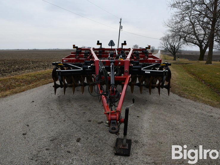 case-ih-870-ecolo-tiger-7-shank-disk-ripper-image-2