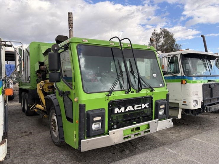 2018-mack-lr613-image-2