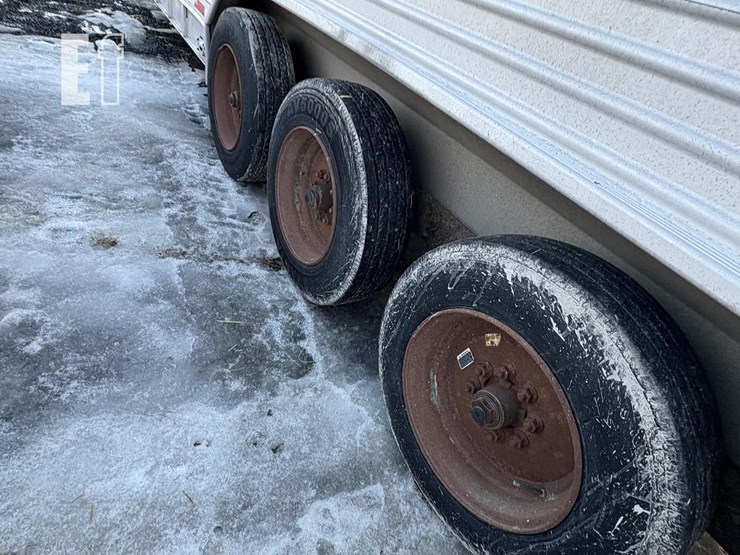 2001-featherlite-32-ft-image-11