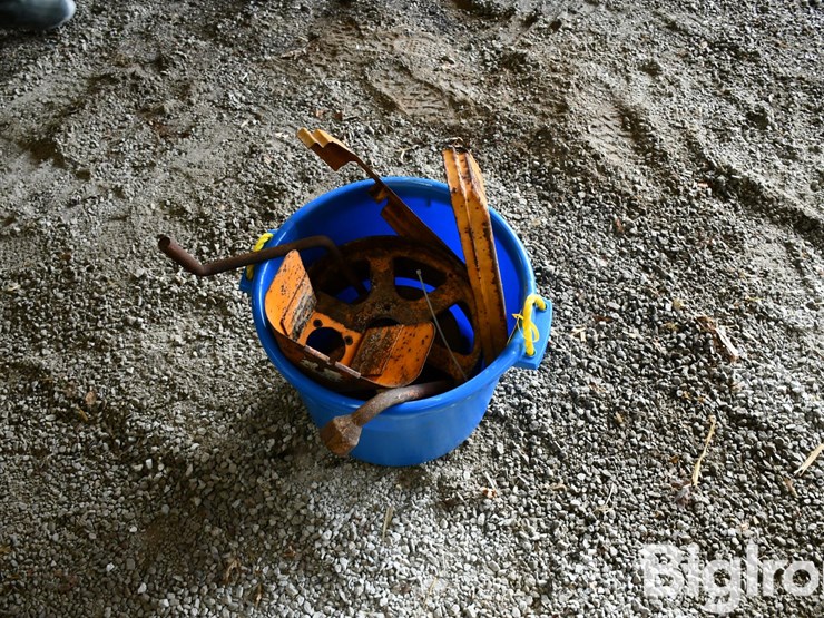 tote-of-minneapolis-moline-parts-image-5