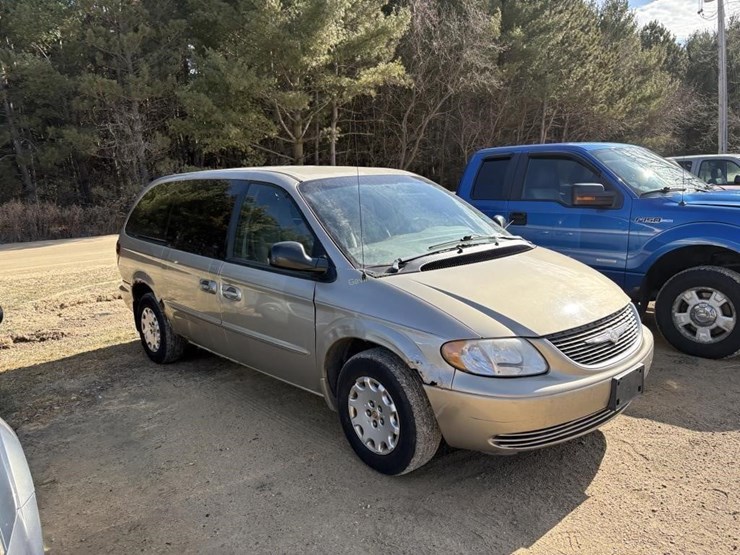 2002-chrysler-town-&-country-image-3