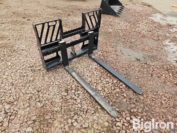 walk-through-pallet-fork-skid-steer-attachment-image-1