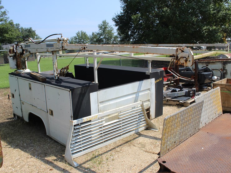 #1653-•-service-bed-with-working-auto-crane-and-lift-gate-image-2