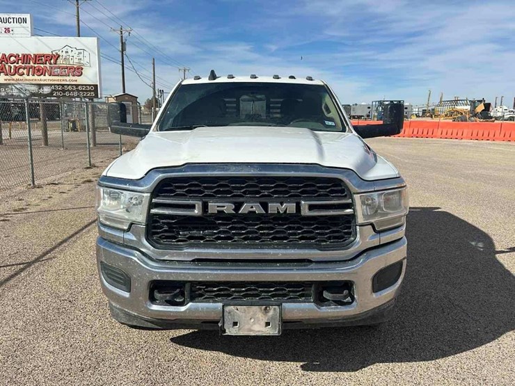 2022-dodge-ram-3500-image-2