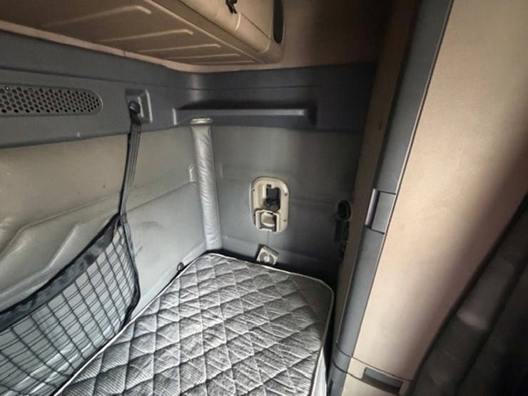 #226-•-2018-freightliner-cascadia-image-51