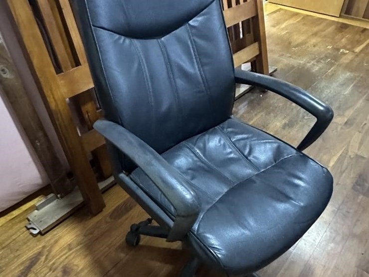 leather-office-chair-image-3