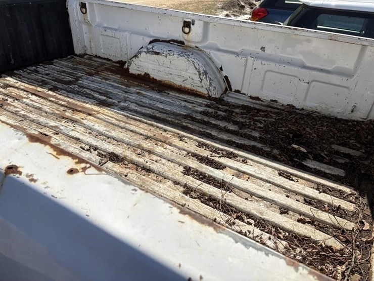 2004-chevrolet-silverado-truck-image-7