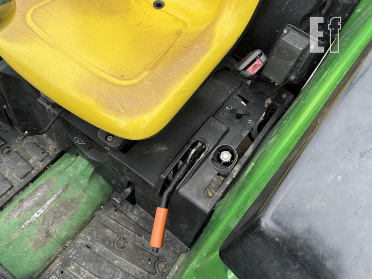 2017-john-deere-4044m-image-17