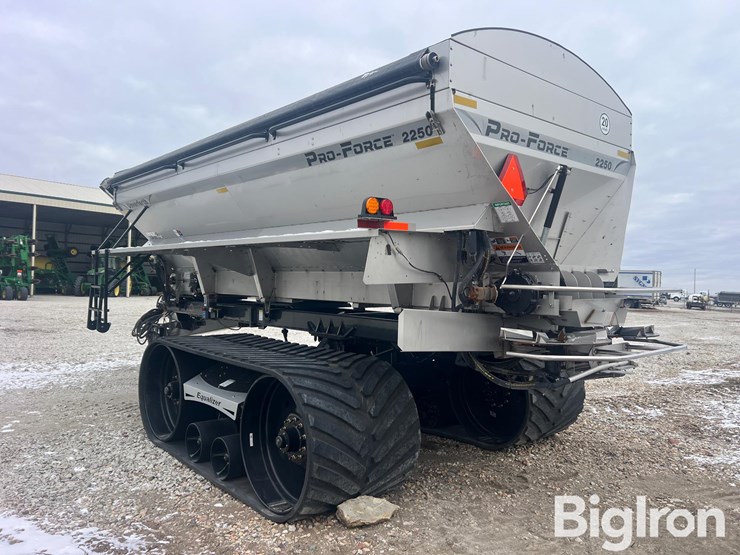 unverferth-2250-pro-force-dry-fertilizer-spreader-image-7