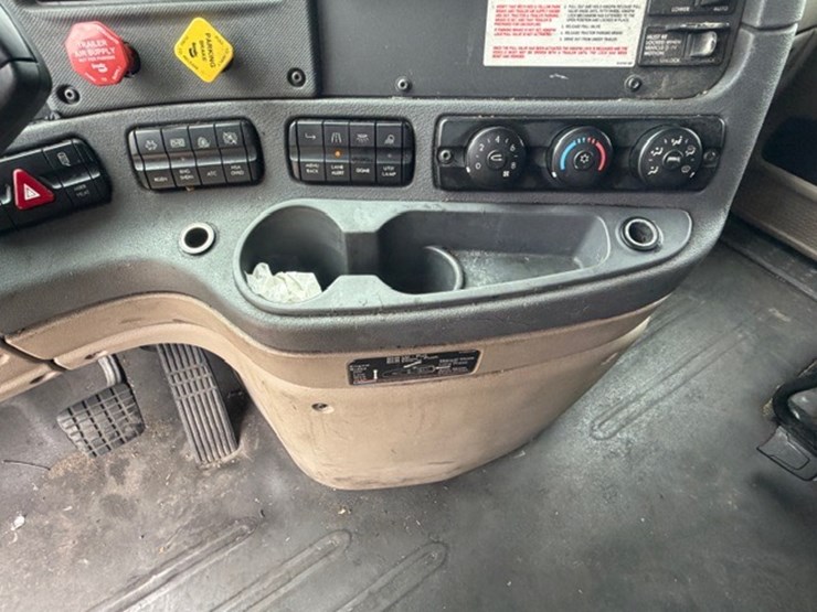 #226-•-2018-freightliner-cascadia-image-42