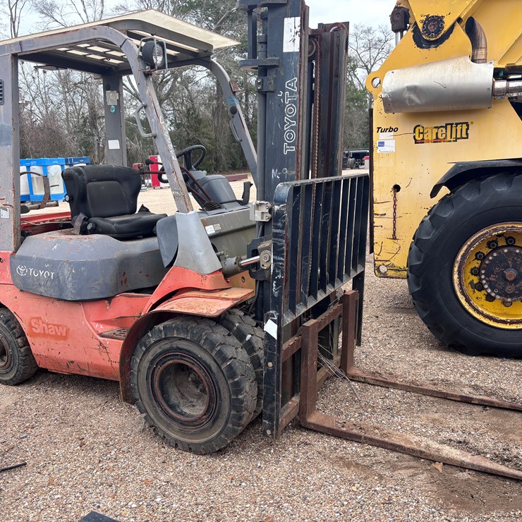 #2567 • TOYOTA 63842 FORKLIFT | FOR PARTS/REPAIRS