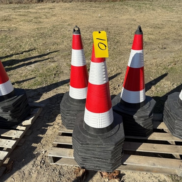 25 TRAFFIC CONES